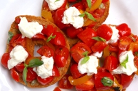 Friselle con peperoni arrostiti, burrata e pomodorini. Una ricetta imperdibile