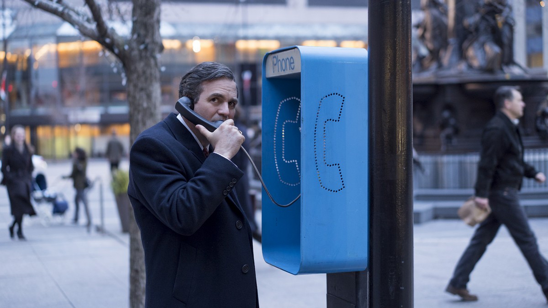 Mark Ruffalo al telefono in Cattive acque