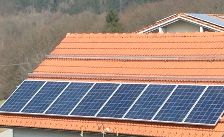 La legge sulla transizione energetica in Francia prevede l’obbligo per i nuovi edifici di installare impianti fotovoltaici o coperture verdi. Foto © MATHEISL / Getty Images.