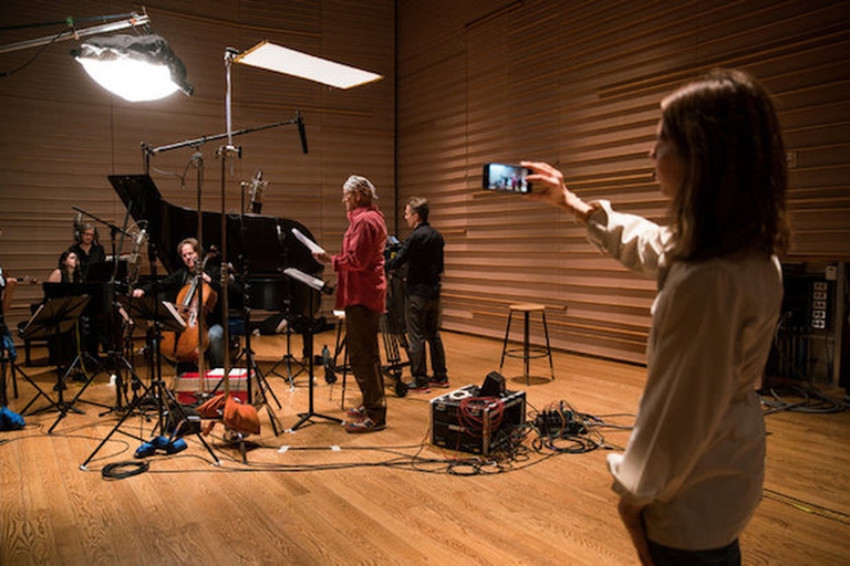 Bill Murray e l'orchestra composta da violoncello, violino e pianoforte in sala di incisione per l'album di debutto New Worlds. 