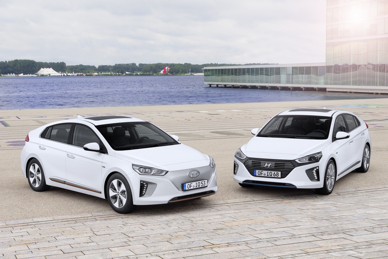 Hyundai Ioniq è la prima vettura al mondo in grado di abbinare un’unica carrozzeria a ben tre tecnologie sostenibili: ibrida, ibrida plug-in ed elettrica. La versione 100 per cento a batteria, nello specifico, è riconoscibile per le finiture color rame anziché blu sia lungo il bordo inferiore dei paraurti sia in abitacolo