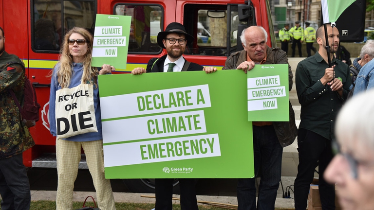 Il Regno Unito è la prima nazione al mondo ad avere ufficialmente dichiarato un'emergenza climatica