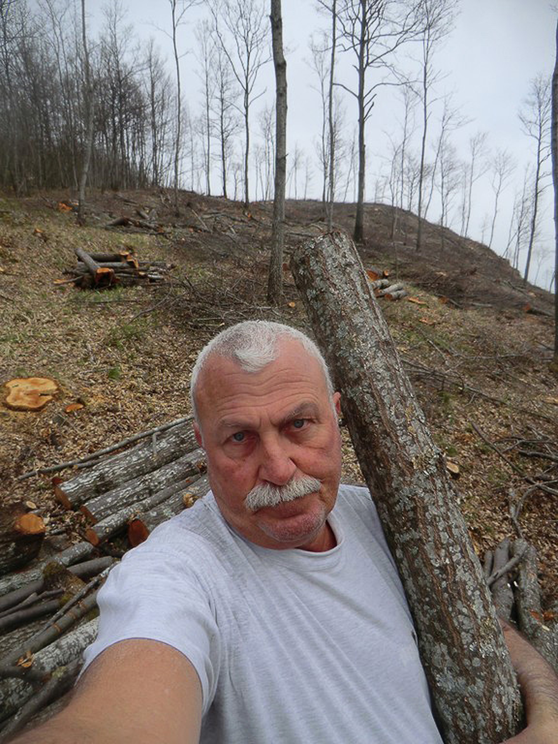 Tree hug selfie, i vincitori del primo concorso degli autoscatti con gli alberi