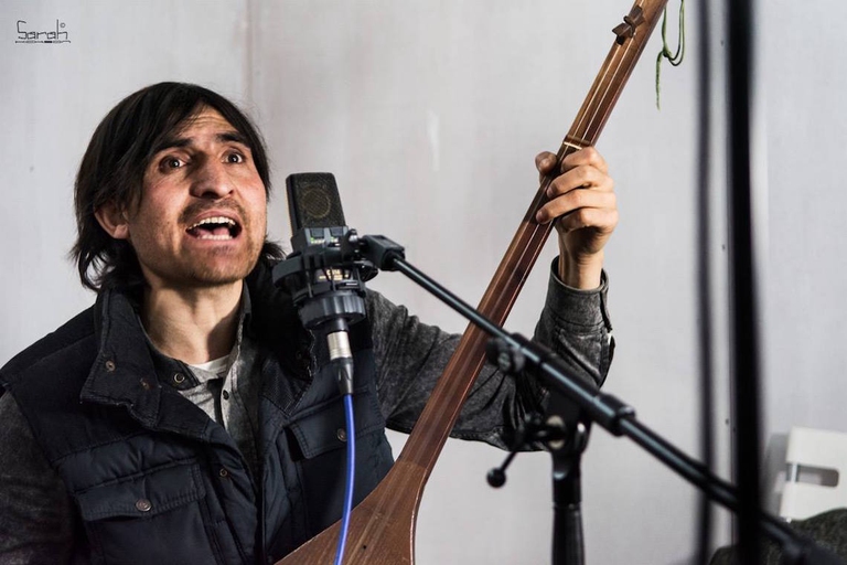 Ismail, afgano perseguitato in patria dai talebani per aver suonato la dambora. Foto by: ©Sarah Hickson