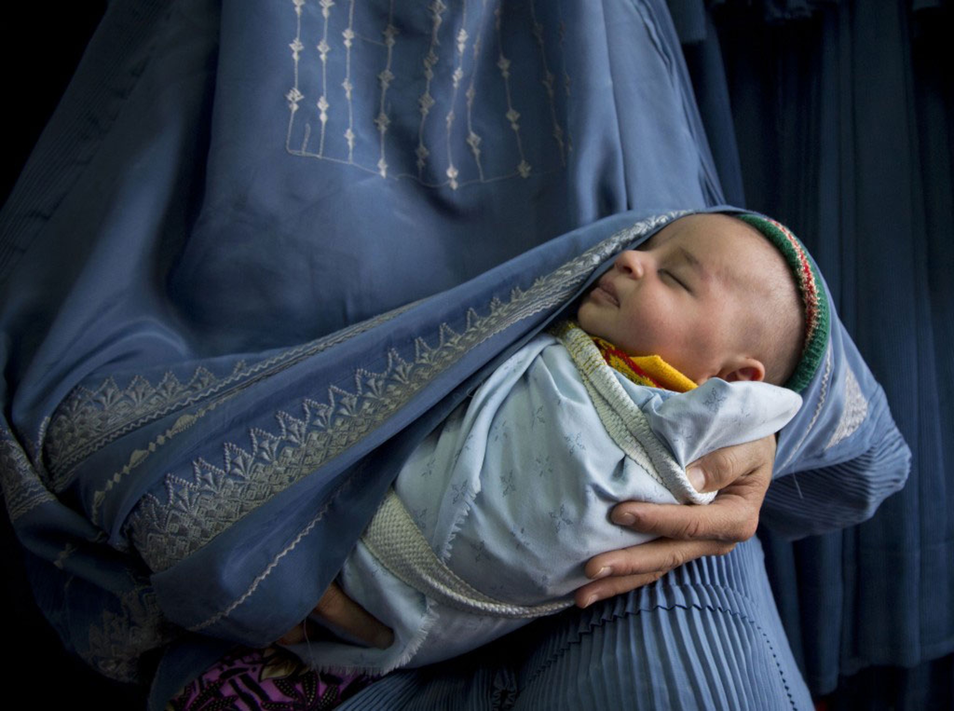 Мусульманские роды. Аня Нидрингхаус. Мусульманка с ребенком. Мусульманская женщина с ребенком. Мусульманка с малышом.