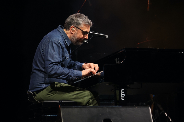 Brunori Sas sul palco del Tocca a noi.