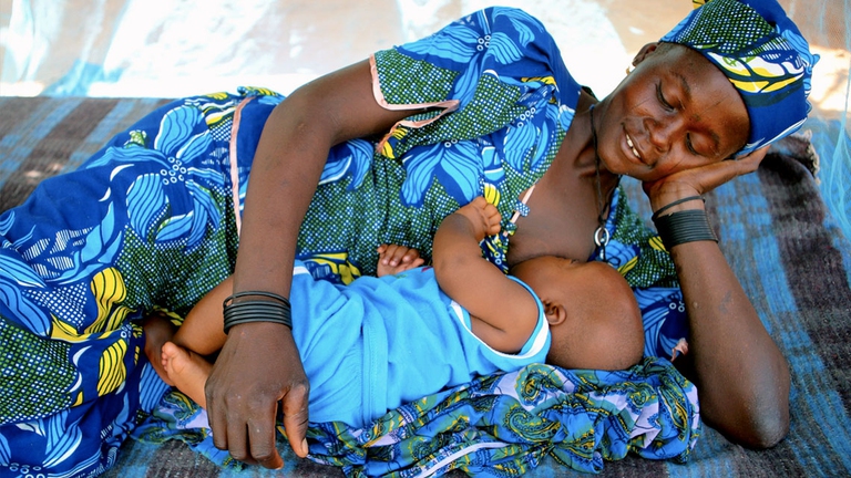 Una madre allatta al seno nell'ambito di un programma Unicef nel villaggio di Garin Badjini nel sud-est del Niger.