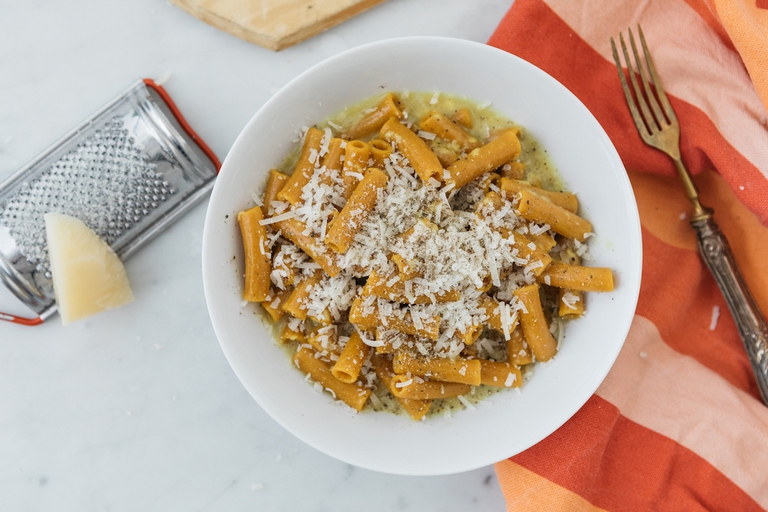 Cacio e pepe con pasta al mais curcuma e pepe nero
