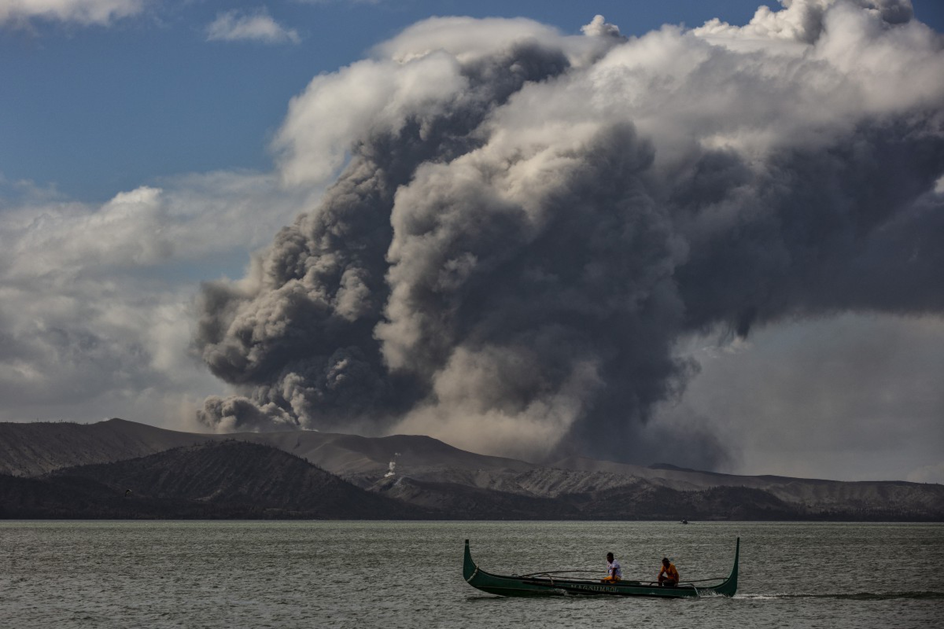 Le foto dell'eruzione del vulcano Taal nelle Filippine