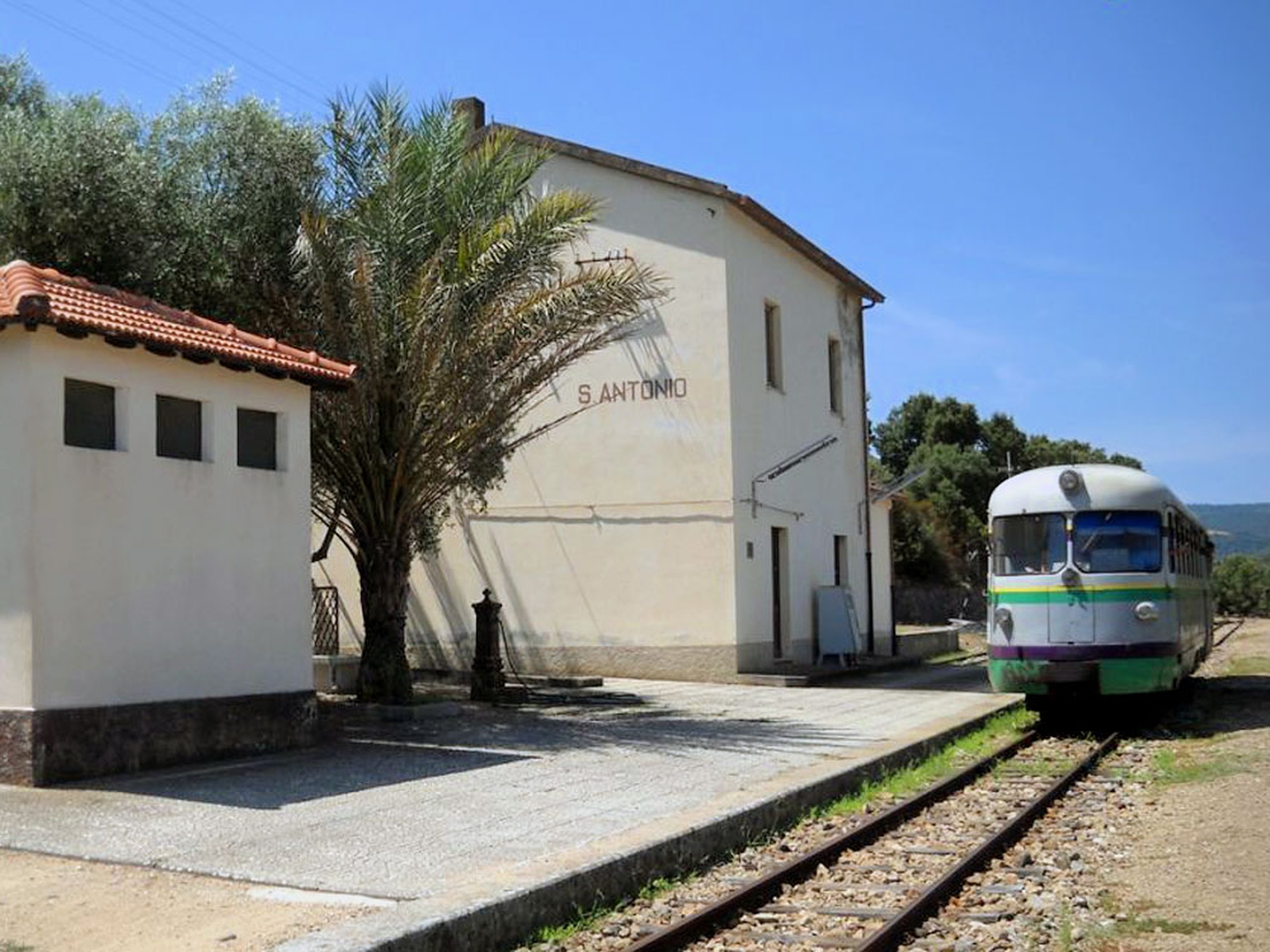 casa-cantoniera-con-treno