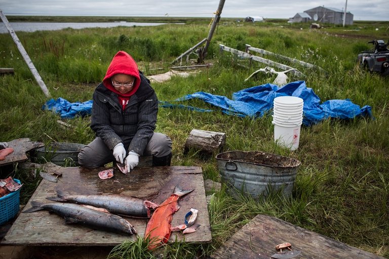 Donna Yupik pulisce il salmone