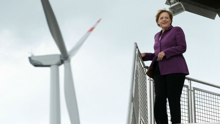 angela merkel vicino a una turbina eolica