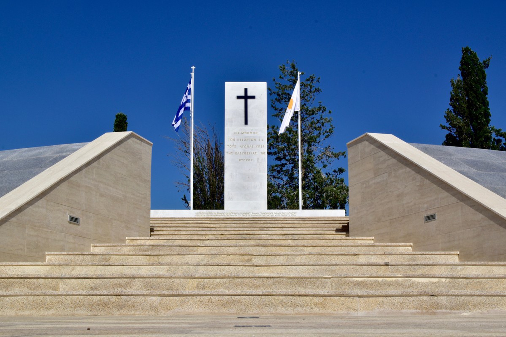 La stele che ricorda i morti della guerra civile cipriota