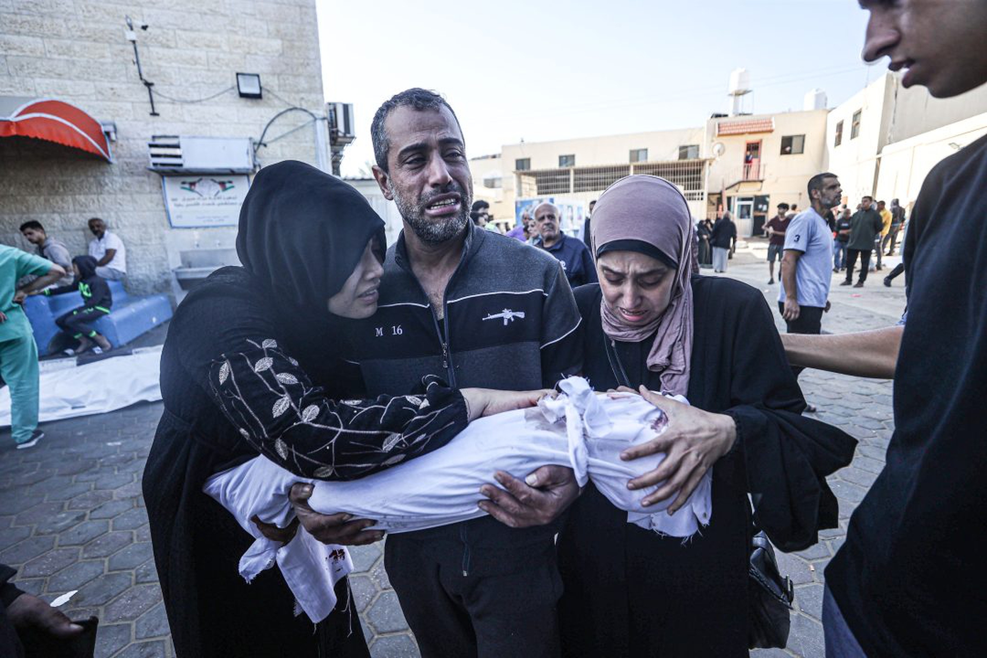 Israeli attacks continue on the 35th day in Gaza