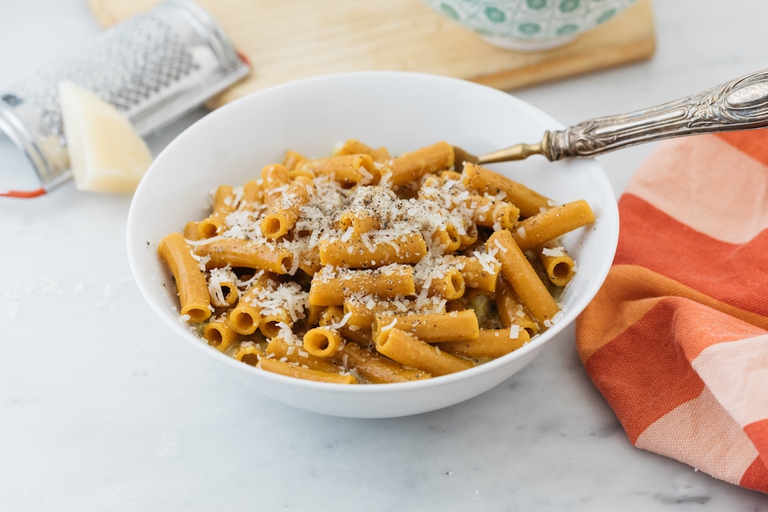 Cacio e pepe rivisitata con pasta di mais curcuma e pepe nero