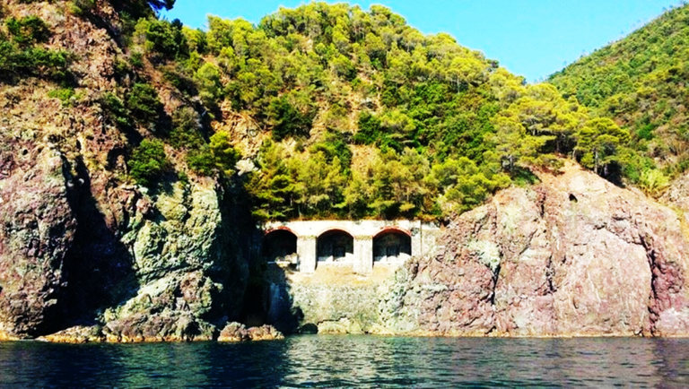 le rocce rosse di framura