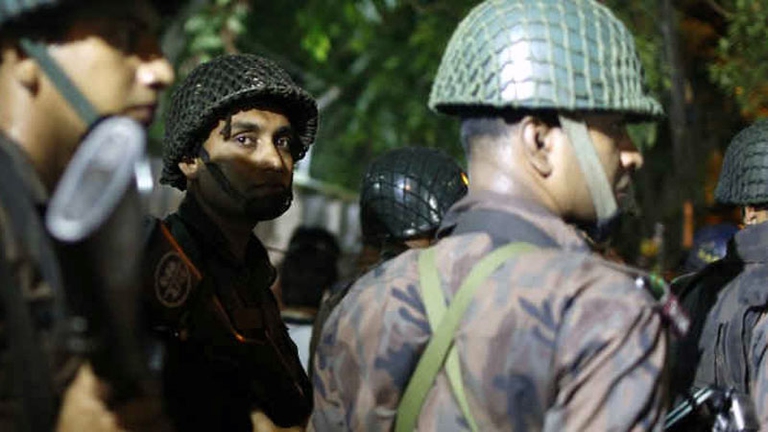 Alle 22:00 (ora italiana) dell'1 luglio, la polizia ha circondato la zona e si prepara a un blitz. Le forze di sicurezza si stanno preparando a lanciare un’operazione per liberare gli ostaggi. “La polizia ci proverà. Non sappiamo il numero esatto di ostaggi”