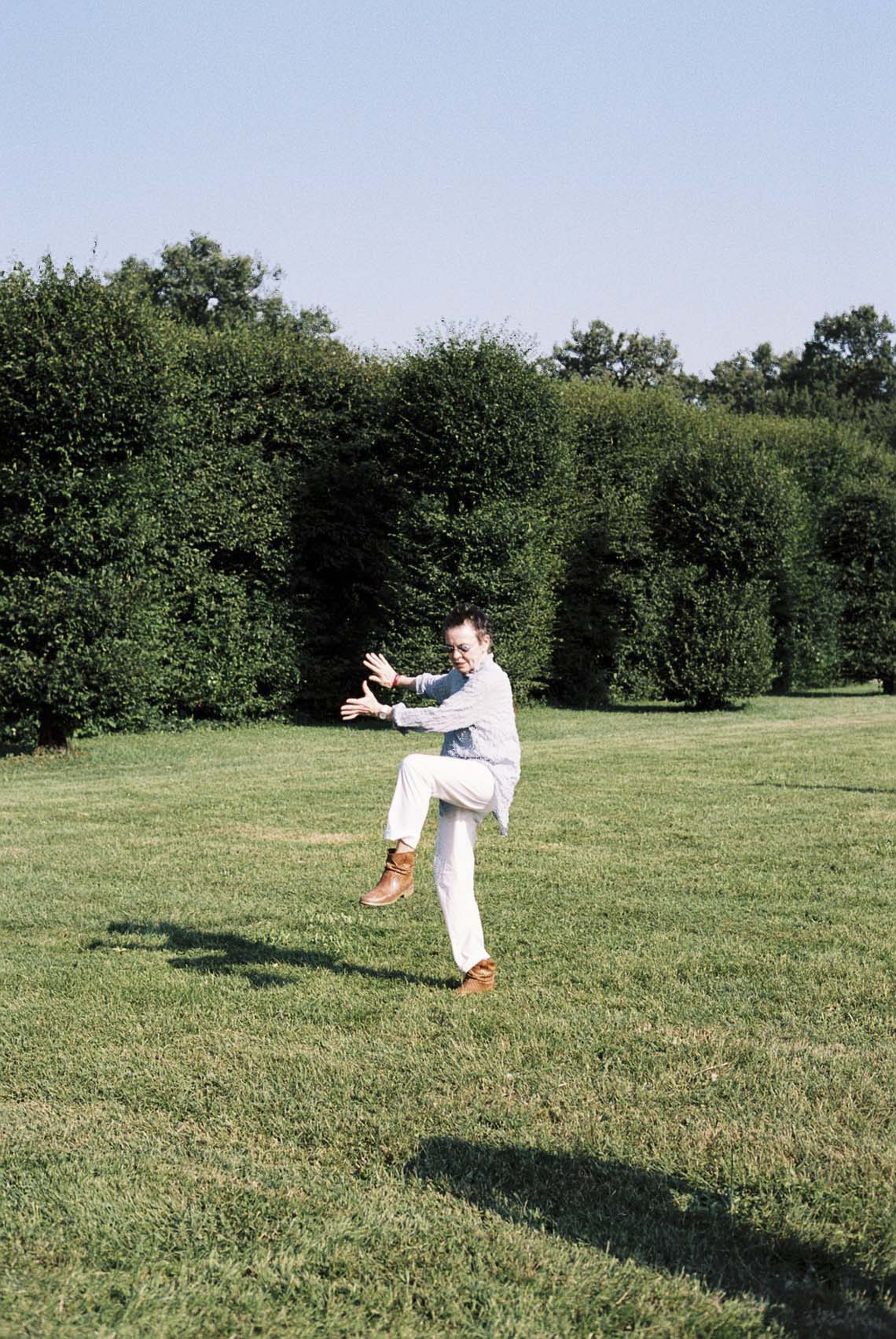 Laurie Anderson mentre pratica tai chi ritratta a Terraforma da Adrianna Glaviano 2