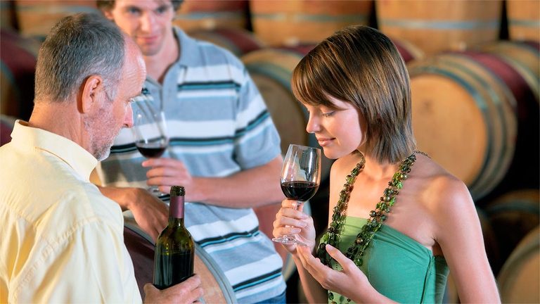 Cresce il turismo del vino in Italia e diventa settore strategico che vale 5 miliardi di euro l’anno e coinvolge, solo in Italia, 4 milioni di enoappassionati. Sei turisti stranieri su dieci vengono in Italia esclusivamente per vacanze, e di questi, molti scelgono la meta Italia esclusivamente per il cibo e il vino.