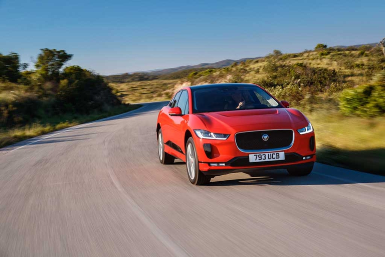 Con 400 cavalli di potenza e 480 chilometri di autonomia dichiarata Jaguar I-Pace si propone come una delle auto elettriche più performanti del mercato. Fra gli optional, speciali sospensioni che abbassano l'auto per diminuire la resistenza aerodinamica.