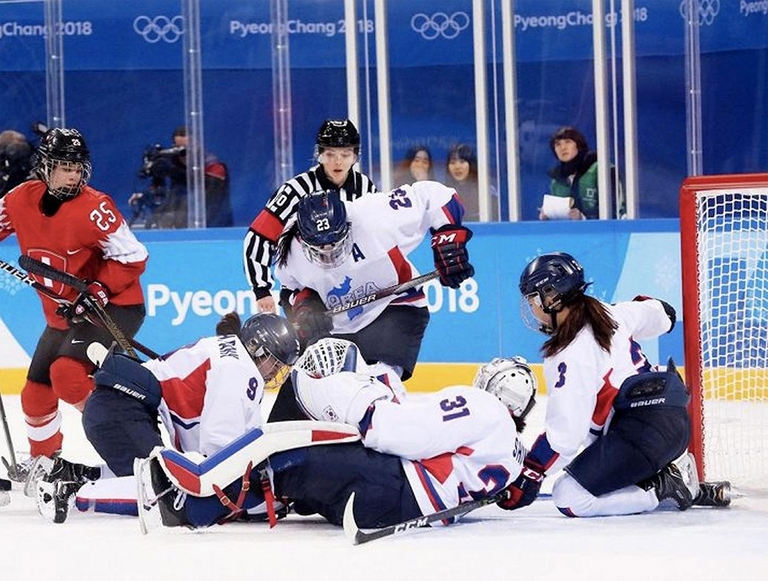 E' stata una festa, nonostante il diluvio di otto gol a zero piovuti sulla squadra coreana unificata di hockey femminile. Il gioiello della diplomazia del Cio, di Seul e di Pyongyang che hanno voluto essere presenti e godersi l'incredibile frutto della mediazione delle scorse settimana: nella tribuna del Kwandong Center si sono seduti il presidente della Corea del sud Moon Jae-in, la sorella del leader del nord Kim Yo-jong e il presidente del Cio Thomas Bach, ormai un terzetto scolpito nella storia di queste Olimpiadi invernali di PyeongChang. Sia Moon che Bach si sono congratulati alla fine con le giocatrici che hanno raccolto l'ovazione del pubblico.