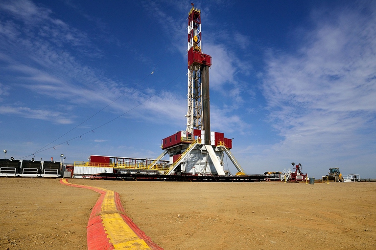 fracking, torre per estrazione shale gas