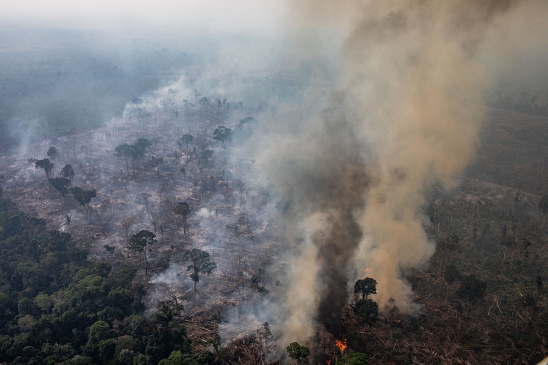 Il fumo si alza dai roghi scoppiati nell'Aamazzonia