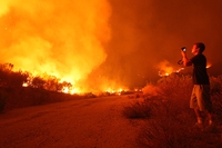 Violenti incendi devastano il sud della California, a dicembre