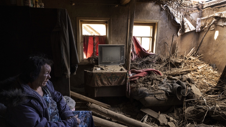 Una donna nella sua abitazione distrutta a Krasnotorka, in Ucraina