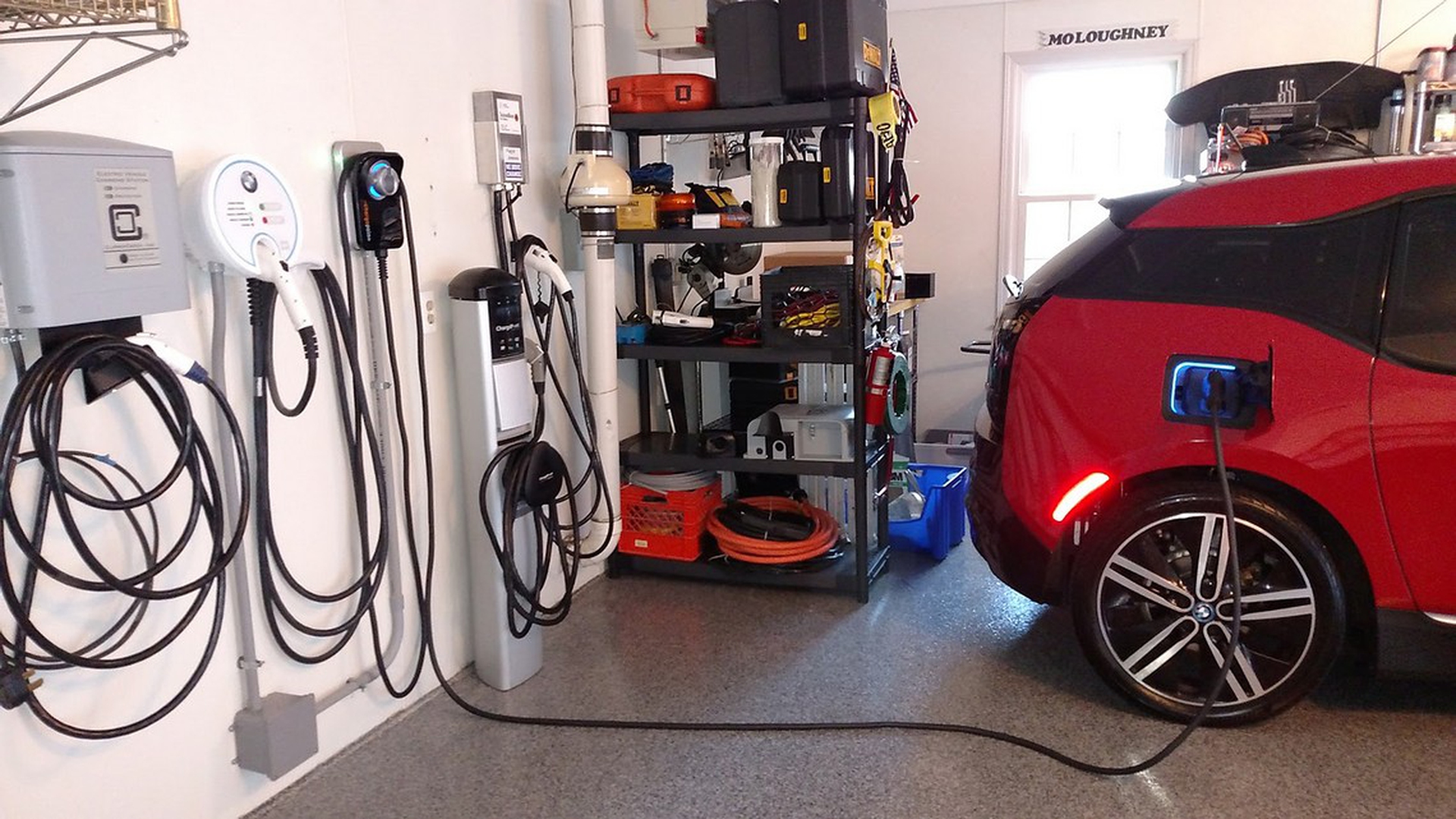 Ricaricare l'auto elettrica in casa: nuove disposizione dell'Unione Europea