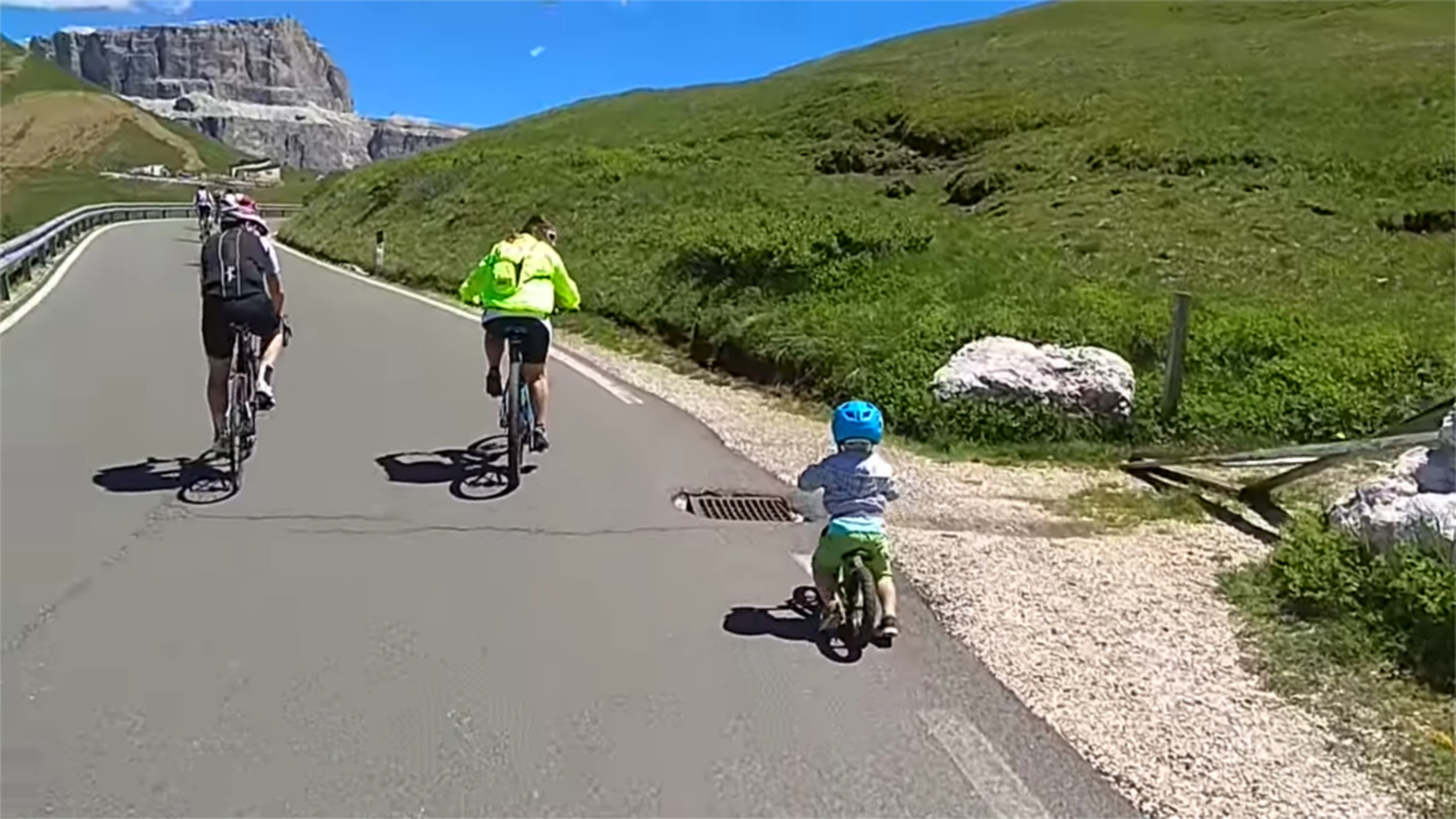 Benjamin supera il tombino senza problemi