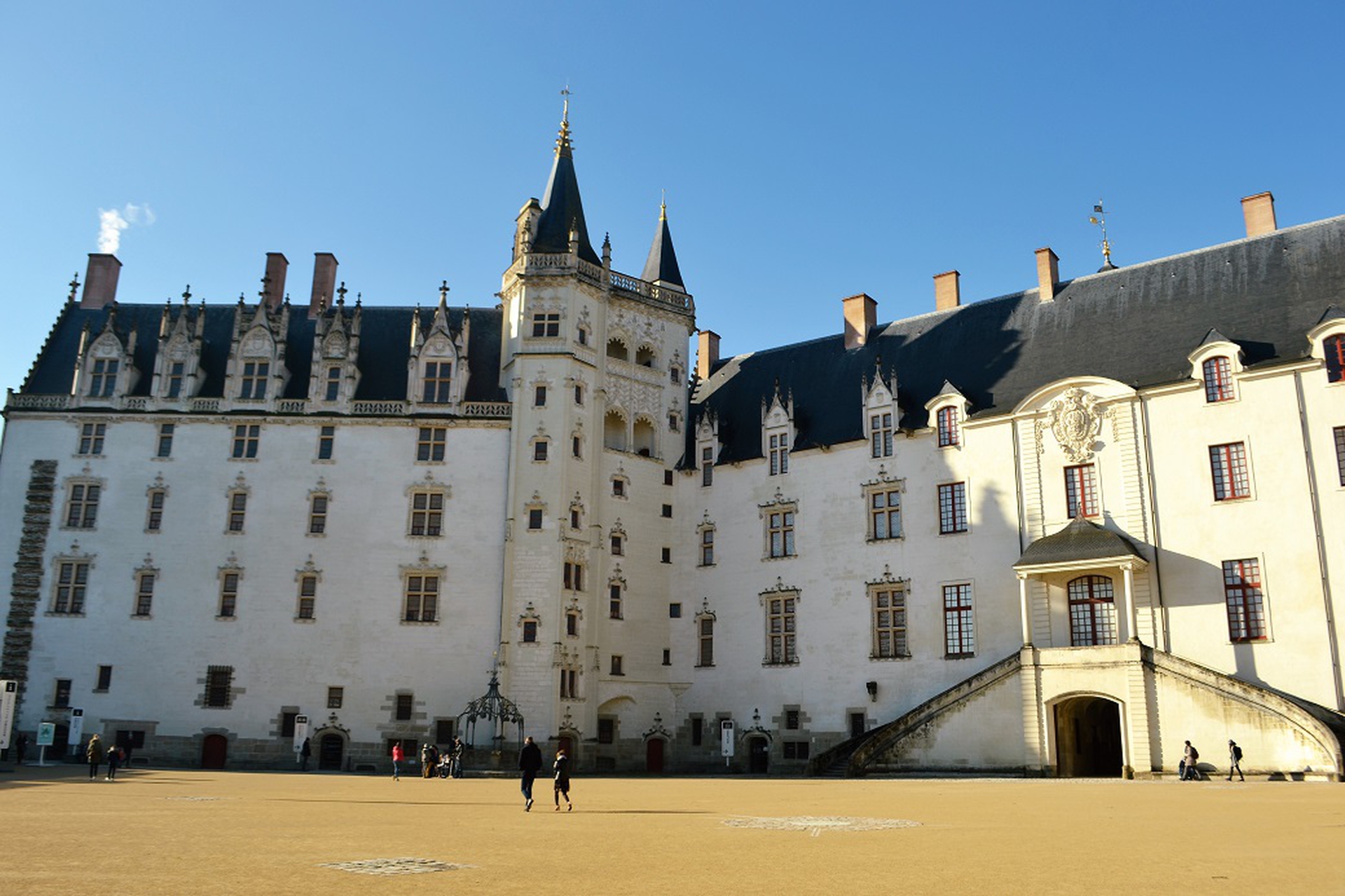 Il castello dei Duchi di Bretagna è un castello in stile medievale-rinascimentale