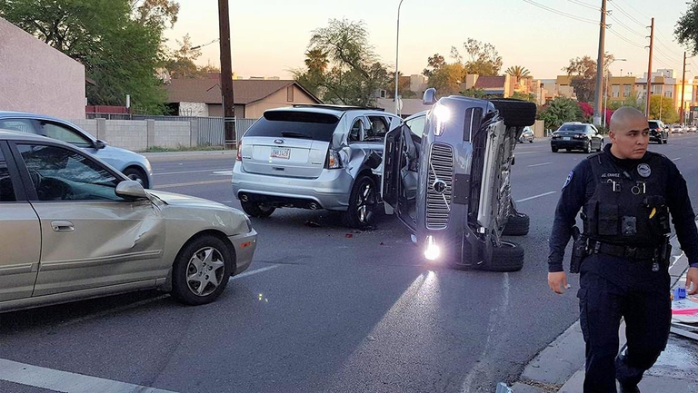 26 marzo 2017. I rapporti della polizia di Tempe, in Arizona,  dicono che il veicolo autonomo Uber era esente da colpa. C'era un'altra macchina proveniente dal lato opposto, che non è riuscita a cedere spazio al SUV Uber causandone l'incidente e atterrando su un fianco.