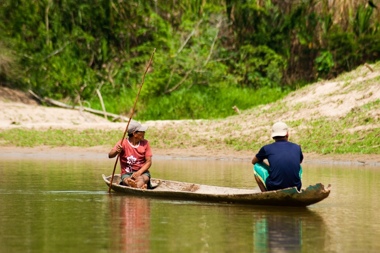 Nativi brasiliani a pesca sul fiume