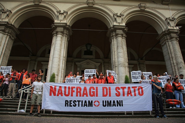Lo striscione Naufragi di Stato