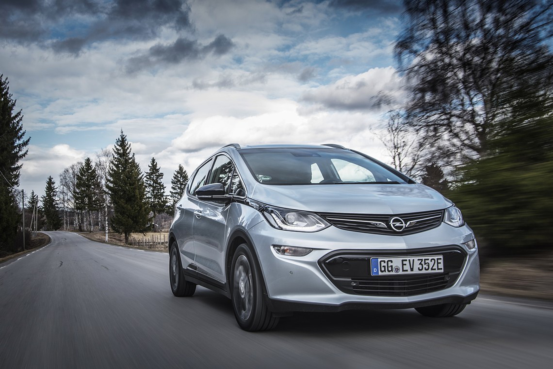 Ansia da autonomia, la cura è l’elettrica Opel Ampera-e