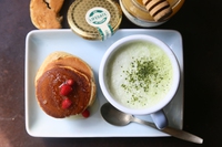 La ricetta del matcha latte con i dorayaki al miele