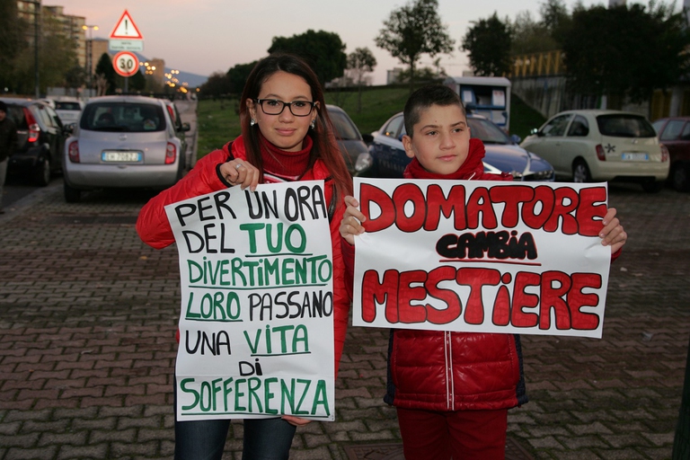 Due ragazzi protestano contro il circo