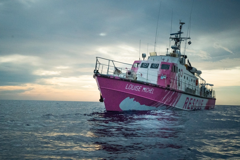 La nave Louise Michel di banksy salva in mare le prime vite