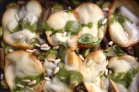 Pasta di grano saraceno al forno con pesto, scamorza e verdure