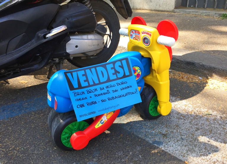 Moto elettrica di seconda mano, in vendita su BabySharing.com e usata durante evento di lancio del portale sulle strade di Roma