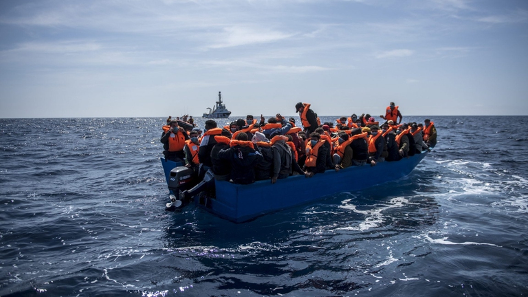 Un barcone di migranti partito dalla Libia