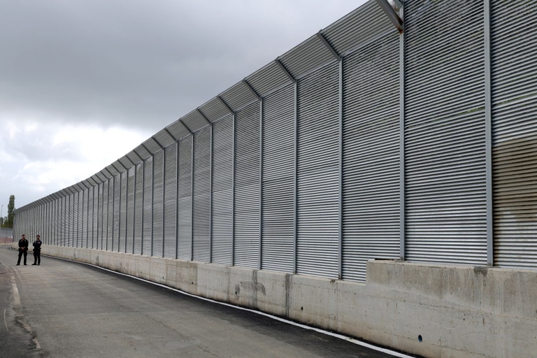 La barriera che delimita il centro per migranti in Albania