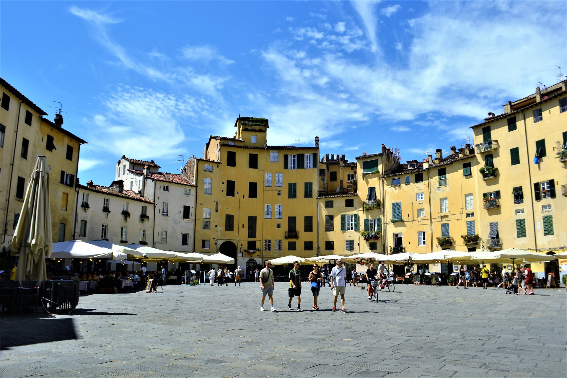 Lucca piazza Anfiteatro