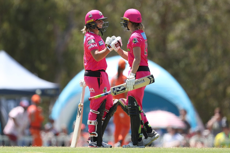 atlete che si stringono la mano