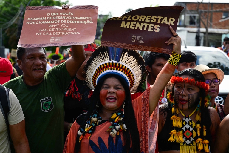 La ministra brasiliana delle popolazioni indigene Sonia Gujajara ha preso parte a una delle numerose manifestazioni durante la Cop30 © PABLO PORCIUNCULA/AFP via Getty Images