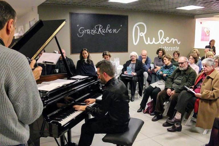 Luca Ciammarughi suona il pianoforte al Ristorante Solidale Ruben per la rassegna di musica classica ClassicAperta.