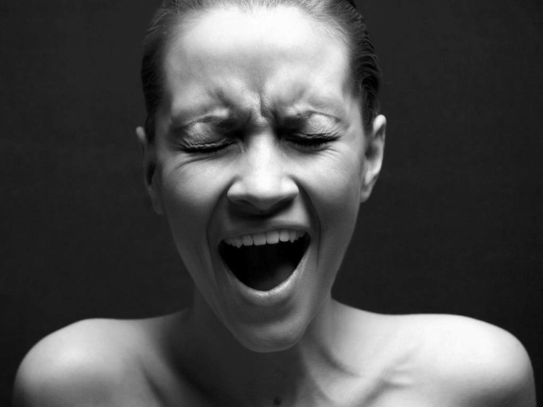 L'aumento di pena scatta solo se è lo stupratore a somministrare alcol o droghe © IngImage