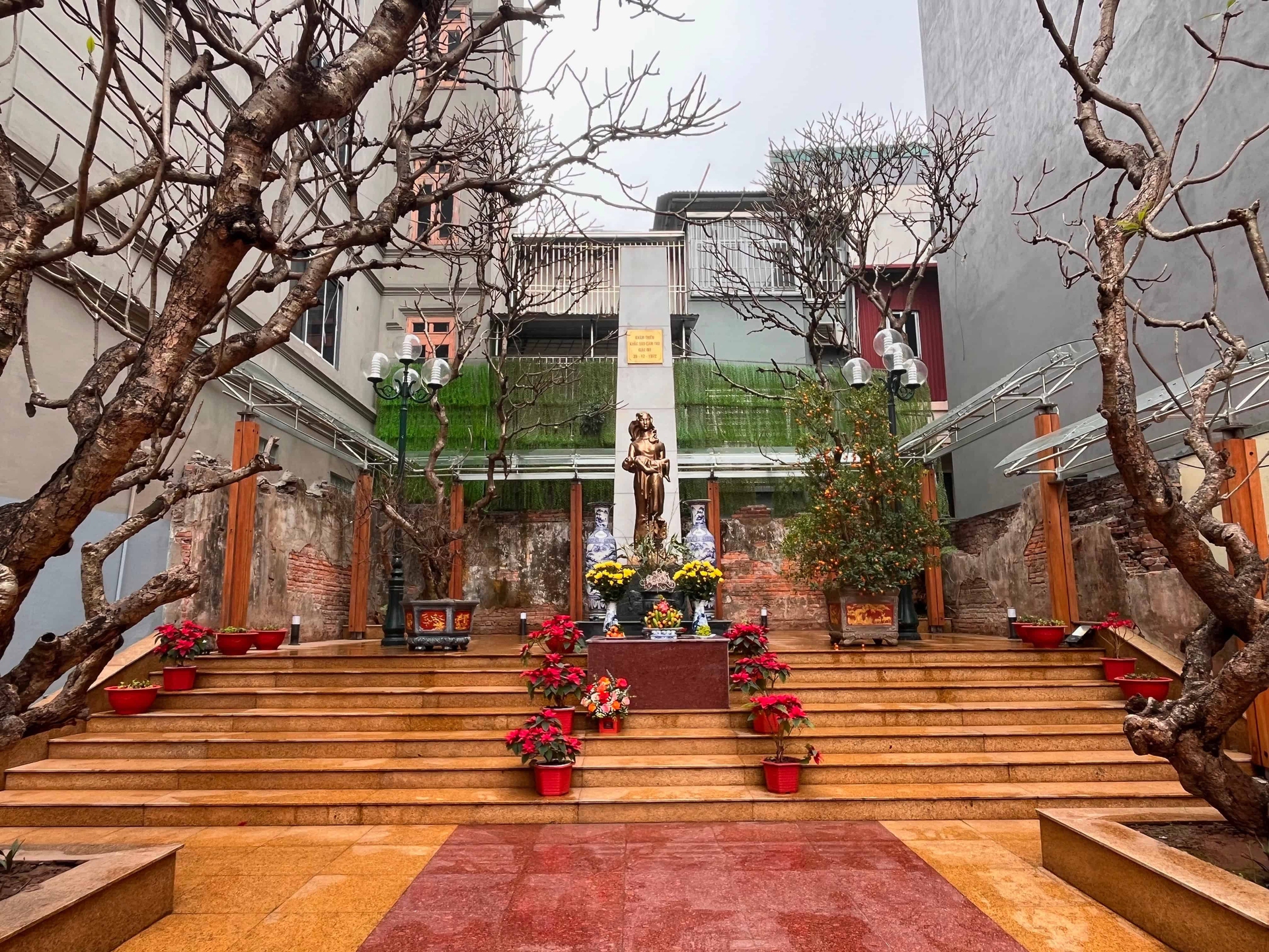 Il monumento alle Madri Eroiche del Vietnam allestito in un quartiere di Hanoi pesantemente colpito dai bombardamenti statunitensi