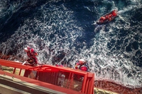 Artico, due piattaforme petrolifere bloccate da Greenpeace
